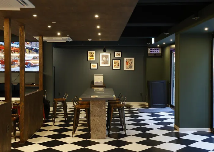 Bluedot Poshtel Хостел